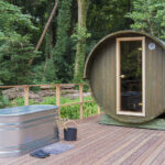 森の中にあるサウナとGタンク