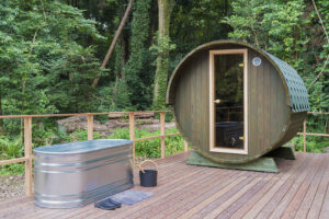 森の中にあるサウナとGタンク